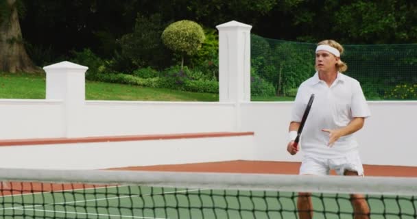 Een Blanke Man Die Tenniswit Draagt Tijd Doorbrengt Een Veld — Stockvideo