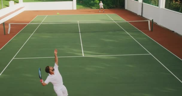 Běloch Míšenci Tenisových Trenýrkách Spolu Tráví Čas Hřišti Hrají Tenis — Stock video