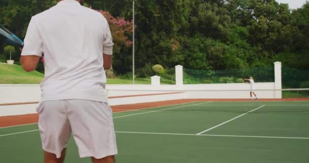 Ein Kaukasischer Und Ein Gemischter Rasse Männer Weißen Tennisanzügen Verbringen — Stockvideo