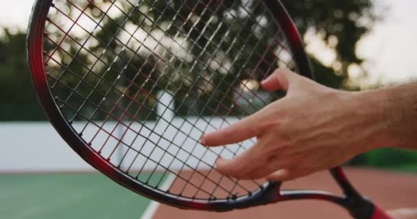 Primer Plano Una Mano Hombre Caucásico Que Pasa Tiempo Una — Vídeos de Stock