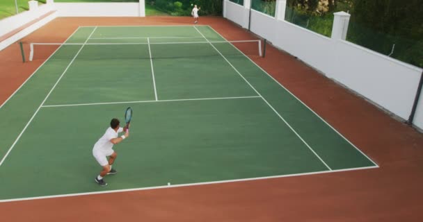 Běloch Míšenci Tenisových Trenýrkách Spolu Tráví Čas Hřišti Hrají Tenis — Stock video