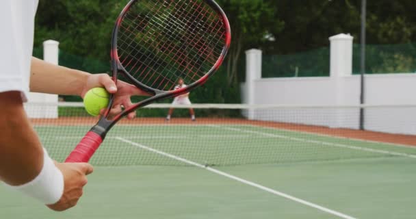 Kaukasier Och Blandras Män Bär Tennis Vita Tillbringa Tid Bana — Stockvideo