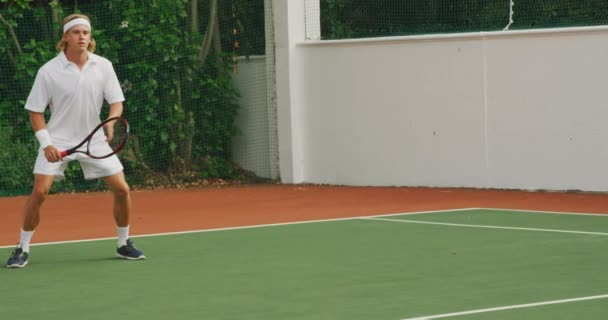 白种人白种人在球场上消磨时光 在阳光灿烂的日子打网球 拿着网球拍 慢动作地打网球 — 图库视频影像