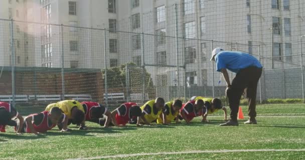 Multietnisk Grupp Pojke Fotbollsspelare Gör Press Ups Rad Spelplan Solen — Stockvideo