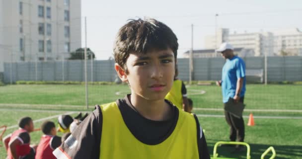 Retrato Futbolista Raza Mixta Parado Campo Juego Día Soleado Descansando — Vídeos de Stock