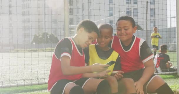 Multietnisk Grupp Pojke Fotbollsspelare Bär Sitt Lag Remsa Sitter Vid — Stockvideo