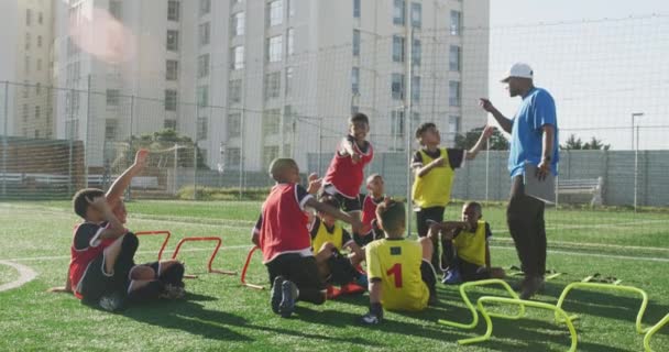Gemengde Race Mannelijke Voetbal Coach Instrueren Van Een Multi Etnische — Stockvideo