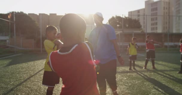 Gemengde Race Mannelijke Voetbalcoach Staan Instrueren Van Een Multi Etnische — Stockvideo