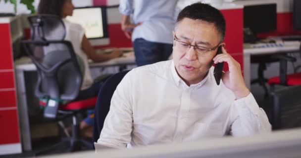 Asiatisk Forretningsmand Kontoret Kreativ Virksomhed Taler Smartphone Slowmotion Forretningsfolk Kolleger – Stock-video