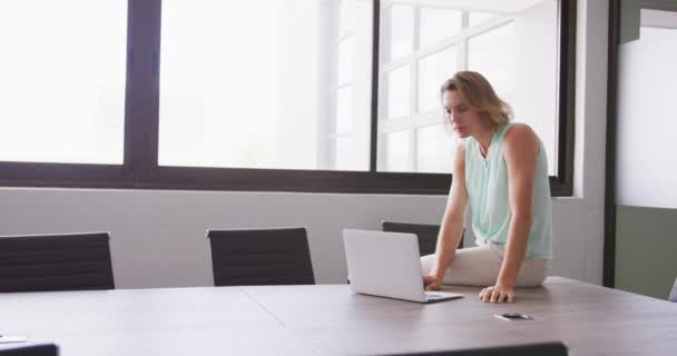 Bizneswoman Biurze Kreatywnego Biznesu Korzystająca Laptopa Patrząca Przez Okno Zwolnionym — Wideo stockowe