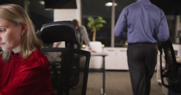 Kaukasische Geschäftsfrau Arbeitet Spät Abends Einem Modernen Büro Sitzt Schreibtisch — Stockvideo