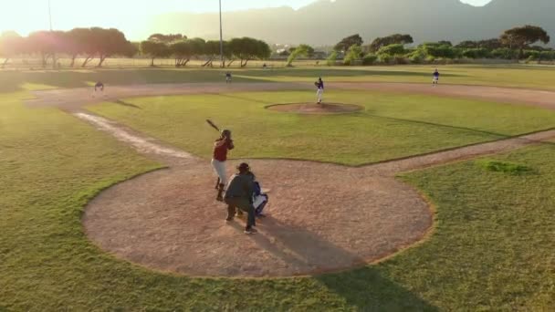 Miembros Equipo Béisbol Jugando Juego Aire Libre Campo Béisbol Atardecer — Vídeo de stock