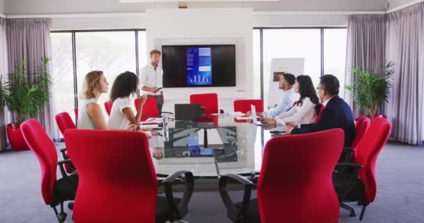 Багатоетнічна Група Бізнес Колег Офісі Творчого Бізнесу Сидячи Зустрічі Обговорюючи — стокове відео