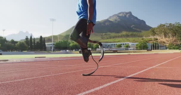 Atleta Maschile Razza Mista Disabile Con Gambe Protesiche Pista Corsa — Video Stock