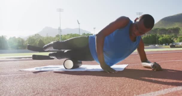 Вмістити Інваліди Змішаної Раси Спортсмен Протезами Біговій Доріжці Відкритому Спортивному — стокове відео