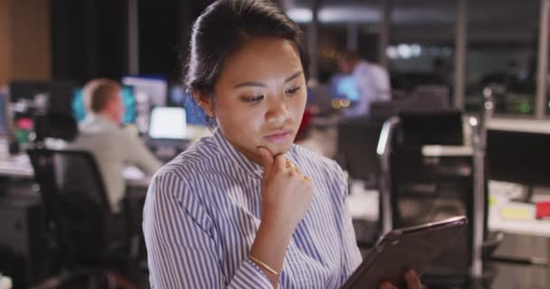 Mujer Negocios Asiática Que Trabaja Hasta Tarde Noche Una Oficina — Vídeos de Stock