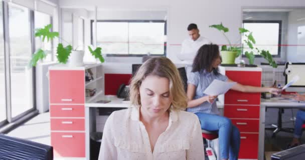 창조적 사업을 여성의 사무실의 카메라를 동작을 여성의 창의적 사무실에서 일하는 — 비디오