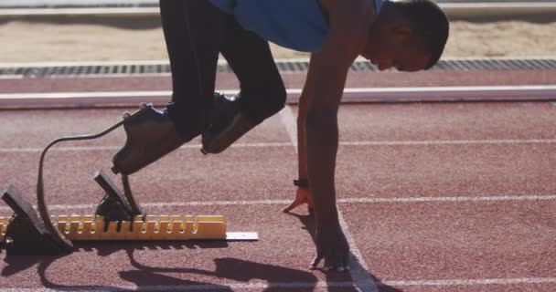 Atleta Maschio Disabile Razza Mista Con Gambe Protesiche Pista Corsa — Video Stock