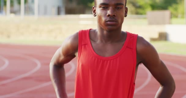 Ajuste Atleta Masculino Raza Mixta Discapacitado Pie Una Pista Atletismo — Vídeos de Stock