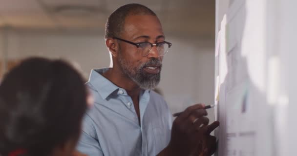 Pengusaha Ras Campuran Bekerja Larut Malam Kantor Modern Berdiri Papan — Stok Video