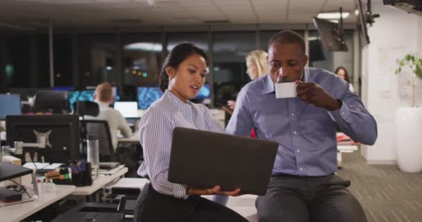 Empresaria Asiática Hombre Negocios Raza Mixta Trabajando Hasta Tarde Noche — Vídeos de Stock