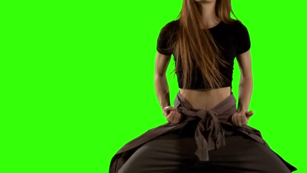 Seção Intermediária Uma Mulher Caucasiana Moda Dançando Energeticamente Câmera Lenta — Vídeo de Stock