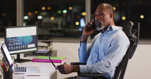 Gemischter Geschäftsmann Der Spät Abend Einem Modernen Büro Arbeitet Schreibtisch — Stockvideo