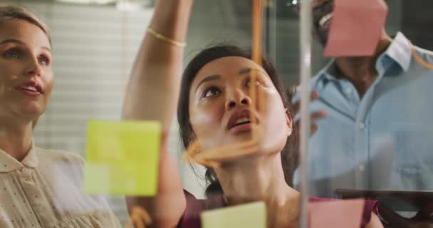 Mujeres Negocios Caucásicas Asiáticas Hombre Negocios Raza Mixta Que Trabajan — Vídeo de stock