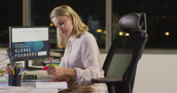 Mujer Negocios Caucásica Trabajando Hasta Tarde Noche Una Oficina Moderna — Vídeo de stock