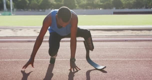 Ικανός Ανάπηρος Αθλητής Μικτής Φυλής Προσθετικά Πόδια Πίστα Αγώνων Υπαίθριο — Αρχείο Βίντεο