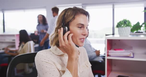 Femme Affaires Caucasienne Bureau Une Entreprise Créative Portant Casque Téléphonique — Video