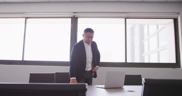 Asiatischer Geschäftsmann Büro Eines Kreativen Unternehmens Mit Einem Laptop Zeitlupe — Stockvideo