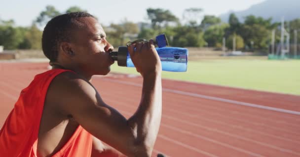 Fit Gemengde Race Mannelijke Atleet Een Renbaan Een Outdoor Sportstadion — Stockvideo