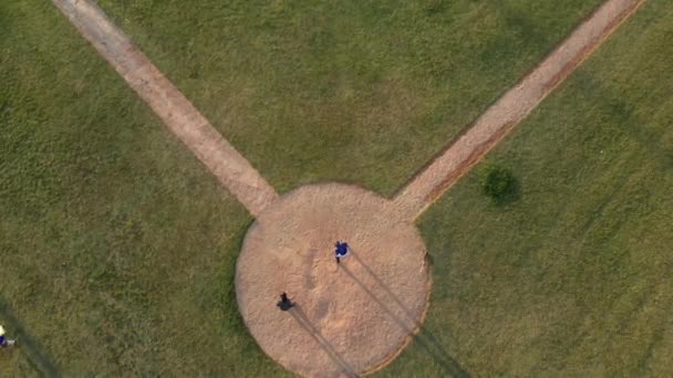 Ansicht Eines Baseballteams Das Einem Sonnigen Tag Bei Sonnenuntergang Ein — Stockvideo