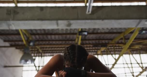 Boxer Feminino Raça Mista Com Cabelo Entrançado Vestindo Colete Shorts — Vídeo de Stock