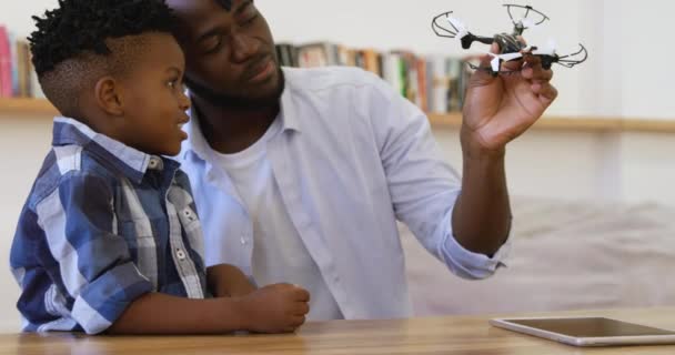 Homem Afro Americano Segurando Mini Brinquedo Drone Brincando Com Seu — Vídeo de Stock