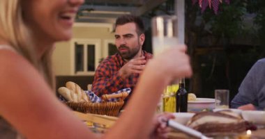 Çok nesildir Kafkas ailesi bahçede birlikte vakit geçirir, yemek masasında oturur, yavaş çekimde yer ve konuşurlar..