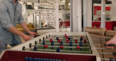 Kafkasyalı mutlu bir erkeğin, aynı cinsiyetten bir çiftin evde rahatlayıp, masa futbolu oynayarak ve gülerek eğlenmesi düşük bir bakış açısı. Sosyal uzaklık, koronvirüs sırasında izolasyon 19 salgını