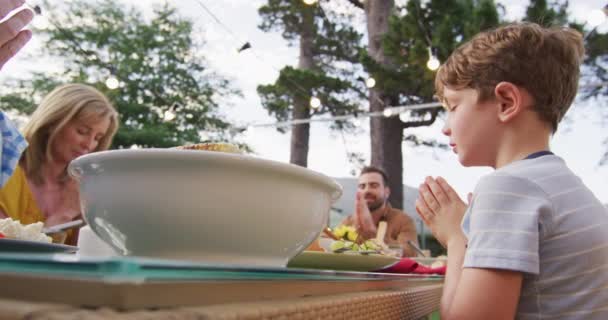 Multi Generatie Kaukasische Familie Brengt Tijd Samen Door Tuin Zit — Stockvideo