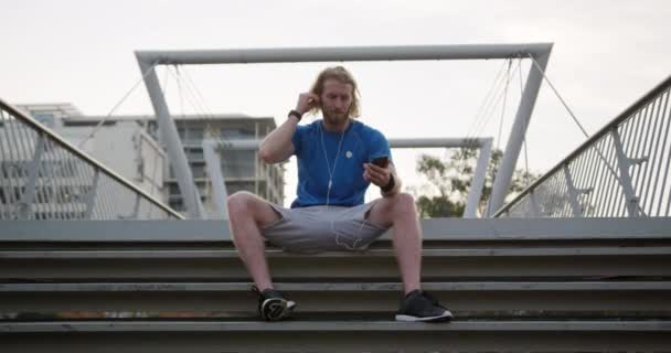 Een Jonge Atletische Blanke Man Die Traint Een Voetgangersbrug Een — Stockvideo