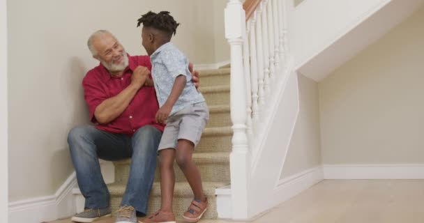 Starší Afroameričan Jeho Vnuk Spolu Tráví Čas Doma Sedí Schodech — Stock video