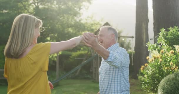 Feliz Casal Caucasiano Sênior Passar Tempo Jardim Juntos Dia Ensolarado — Vídeo de Stock