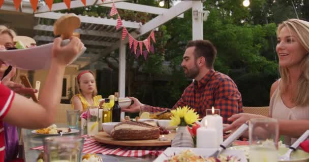 Multi Geração Família Caucasiana Passar Tempo Jardim Juntos Sentados Uma — Vídeo de Stock