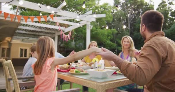 Familia Caucásica Multigeneracional Pasando Tiempo Juntos Jardín Sentados Una Mesa — Vídeos de Stock