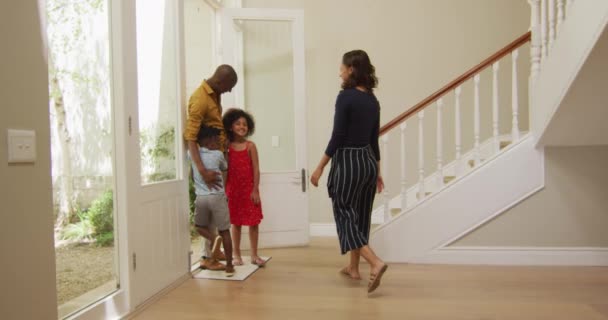 Afroameričan Který Vešel Dveří Svého Domu Stál Hale Svou Rodinou — Stock video