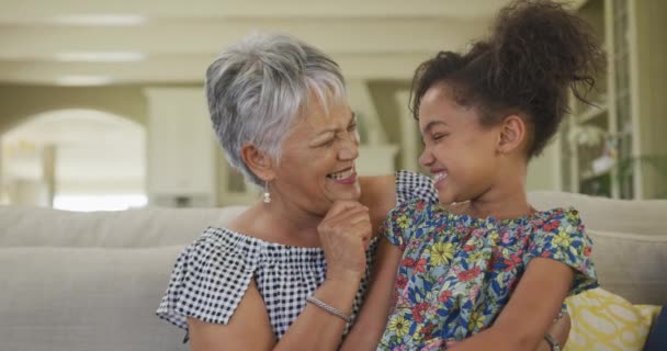 Senior Afroameričanka Její Vnučka Spolu Tráví Čas Doma Sedí Pohovce — Stock video