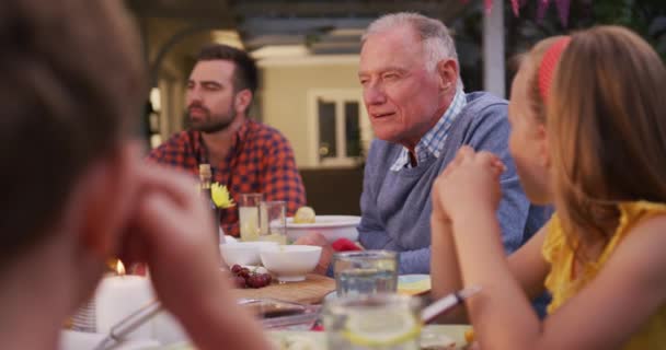 Kaukasische Mehrgenerationenfamilie Verbringt Zeit Garten Sitzt Esstisch Isst Und Redet — Stockvideo