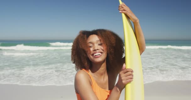 Retrato Mulher Afro Americana Férias Sol Uma Praia Tropical Segurando — Vídeo de Stock