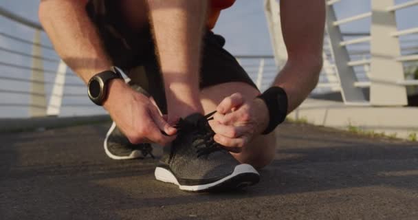 Låg Del Ung Atletisk Vit Man Som Tränar Gångbro Stad — Stockvideo