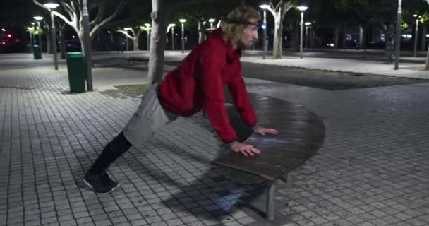 Een Jonge Atletische Blanke Man Die Avonds Traint Een Stadspark — Stockvideo